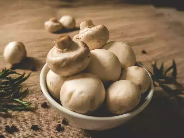 Skal man skrælle champignoner, før man tilbereder dem?