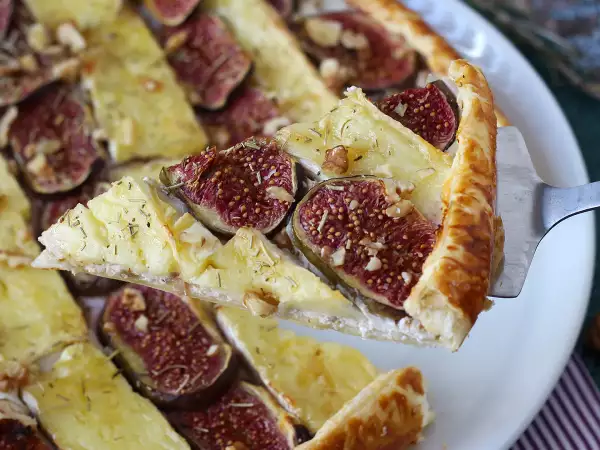 Inden figesæsonen slutter, skal du prøve denne tynde tærte med brie og valnødder