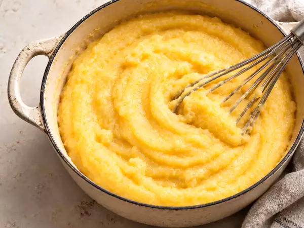 Er din polenta fuld af klumper? Her er, hvorfor det sker, og hvordan du redder den uden at begynde forfra