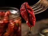 Artikler: Soltørrede tomater i olie: et smagskoncentrat i spisekammeret og 10 opskrifter, der får det bedste ud af det.