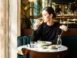 Artikler: The table for one theory: hvorfor det at spise alene ikke længere føles som et nederlag, men som en lille luksus