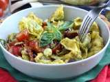Artikler: Kold tortellini-salat: Puristerne vil nok rynke på næsen, men den bliver spist op før rissalaten