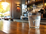 Artikler: Hedebølge: Er en bar forpligtet til at tilbyde dig et glas vand, selvom du ikke bestiller noget?