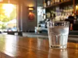 Artikler: Hedebølge: Er en bar forpligtet til at tilbyde dig et glas vand, selvom du ikke bestiller noget?