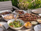 Artikler: Efter en grillfest må du aldrig lade resterne stå på bordet længere end denne tid...