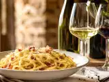 Artikler: Sådan vælger du den perfekte vin til carbonara: praktiske råd og vin-mad-kombinationer fra sommeliererne