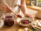 Artikler: Rød koji: den farverige fermenterede ingrediens, man bør kende efter miso, og hvorfor kokke taler om den
