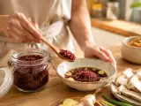 Artikler: Rød koji: den farverige fermenterede ingrediens, man bør kende efter miso, og hvorfor kokke taler om den