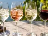 Artikler: Er det et helligbrud at putte is i vinen? Hvad sker der egentlig i glasset?