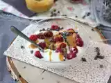 Opskrift Skyr-skål med rød frugt, peanutbutter og chokolade