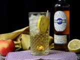 Opskrift Alkoholfri martini spritz, en sød, blomstret cocktail til aperitiffen
