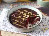 Opskrift Overnight oats med rød frugt og chokolade, en sund og mættende morgenmad!