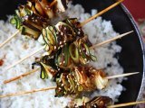 Opskrift Courgette-kebab med en lækker, krydret asiatisk sauce