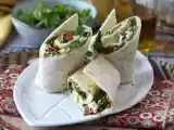 Opskrift Middelhavswrap fyldt med hummus, rucola, peberfrugt og feta