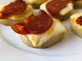 Opskrift Polenta-crostini med scamorza-ost og pepperoni