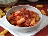 Opskrift Pasta all'amatriciana, den traditionelle opskrift forklaret trin for trin