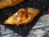 Opskrift Pizza-lignende bådruller fyldt med tomat, skinke og mozzarellasauce