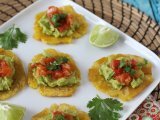 Opskrift Patacones, colombiansk plantain-toast med guacamole og tomater