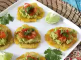 Opskrift Patacones, colombiansk plantain-toast med guacamole og tomater