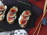 Opskrift Sandwiches med figen, frisk gedeost, honning og rosmarin