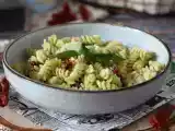 Opskrift Kold pasta med courgettepesto, bøffelmozzarella og soltørrede tomater