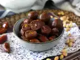 Opskrift Energikugler med dadler og peanutbutter i midten