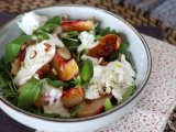 Opskrift Sød og salt salat med ristede ferskner, rucola og burrata (sød sommersmag)