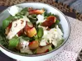 Opskrift Sød og salt salat med ristede ferskner, rucola og burrata (sød sommersmag)