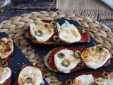 Opskrift Auberginetoast med tomat- og gedeostcoulis