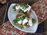 Opskrift Rucolabrød med ristede ferskner og burrata: en sød og salt kombination, der er superlækker!