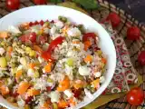 Opskrift Vegetarisk rissalat: feta, majs, gulerødder, ærter, cherrytomater og mynte