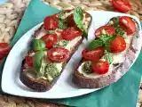 Opskrift Sandwiches med frisk ost, pesto og cherrytomater