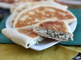 Opskrift Tyrkiske pandekager fyldt med feta, citron og persille - gözleme