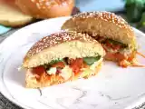 Opskrift Marineret kyllingesandwich med coleslaw, tomater og basilikum