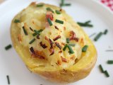 Opskrift Bagte kartofler fyldt med bacon og ost
