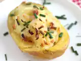 Opskrift Bagte kartofler fyldt med bacon og ost