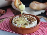 Opskrift Ovnristet camembert med honning og valnødder