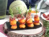 Opskrift Aperitif-kebab med melon, skinke og rosmarin