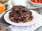 Opskrift Hasselnøddefudge - firkanter med chokolade og hasselnødder
