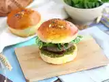 Opskrift Italiensk burger: pestosauce, soltørrede tomater, mozzarella