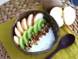 Opskrift Snack med kokos, æble, kiwi og hasselnøddeyoghurt