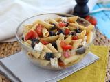 Opskrift Salat med pasta, tomat, feta og oliven