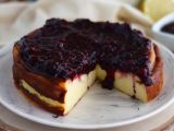 Opskrift Cheesecake med sødet kondenseret mælk og rød frugtkompot