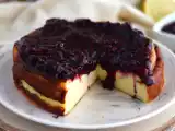 Opskrift Cheesecake med sødet kondenseret mælk og rød frugtkompot