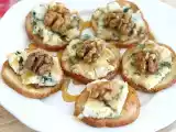 Opskrift Toast med roquefort, valnødder og honning
