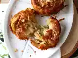 Opskrift Cruffins, en kombination af en croissant og en muffin, i dette tilfælde med parmesan- og mozzarellaost.
