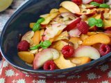 Opskrift Frugtsalat: fersken, abrikos, hindbær og meget mere!