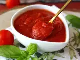 Opskrift En fyldig, rå tomatsauce, der er ideel som topping på en pizza eller en pinsa.