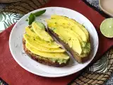 Opskrift Avocado toast med mango og lime: en frisk, hurtig og velsmagende opskrift