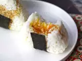 Opskrift Onigiri med æggeblommer konserveret i sojasauce
